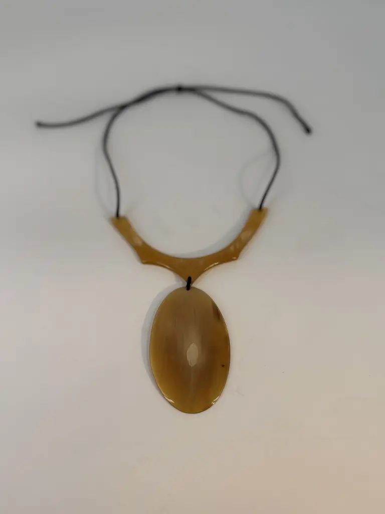 [CZCL-OE016C] Collier ajustable Oeuf en corne de zébu.webp