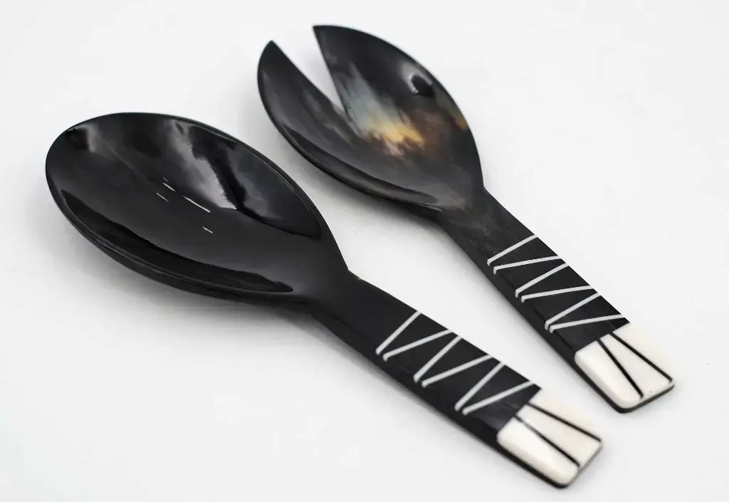 [CZCS-ZZ020C] Jeu de couverts à salade en corne de zébu - Zig Zag - 24cm.webp