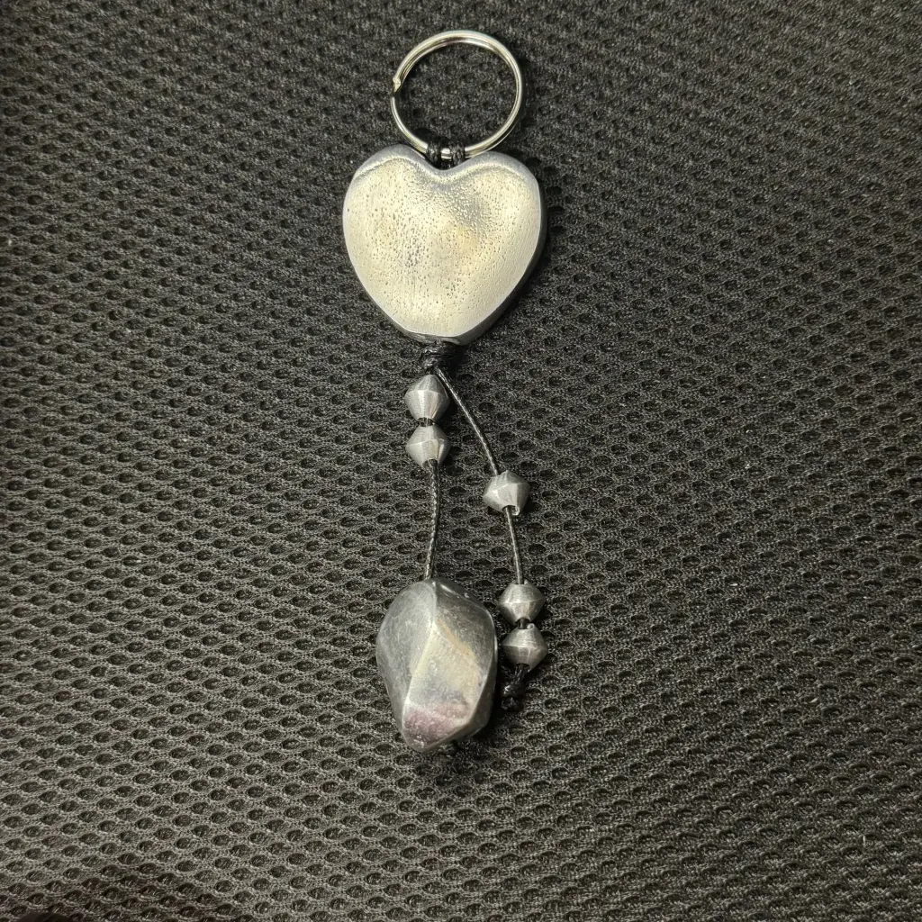 Porte clé en aluminium recyclé - Modèle Cœur  finition alu brossé - Env. 12 cm / 35 g