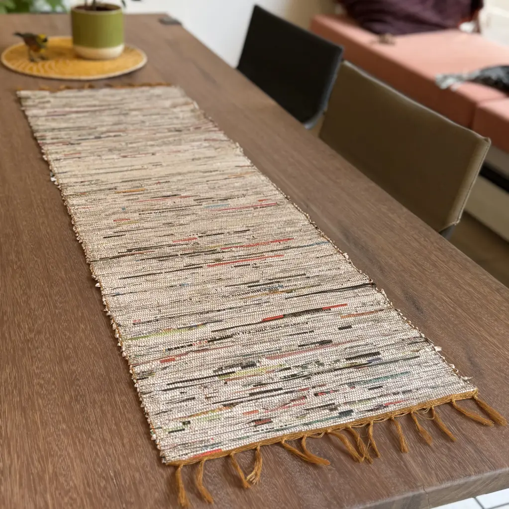 [PMCT-OR120J] Chemin de table en papier recyclé - Modèle tissé Origine finition papier journal - Env. 120 cm / 250 g