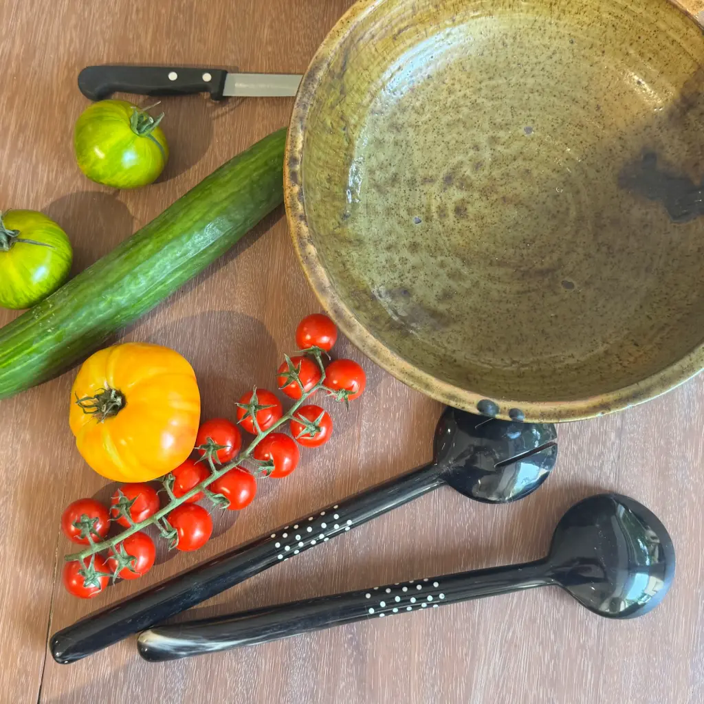 Jeu de couverts à salade en corne de zébu - GM rond fond noir - 34cm