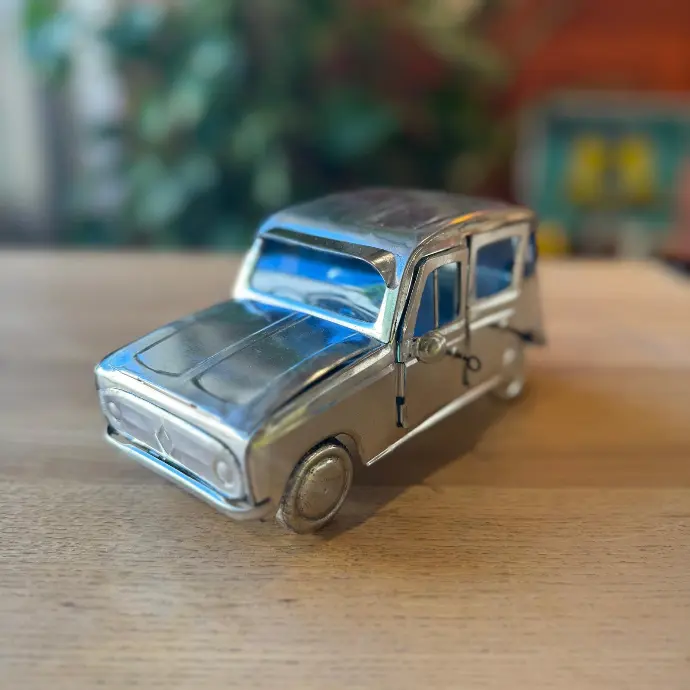 Maquette en canettes recyclées - Modèle Voiture Renault 4L finition couleurs variées - Env. 18 cm / 150 g