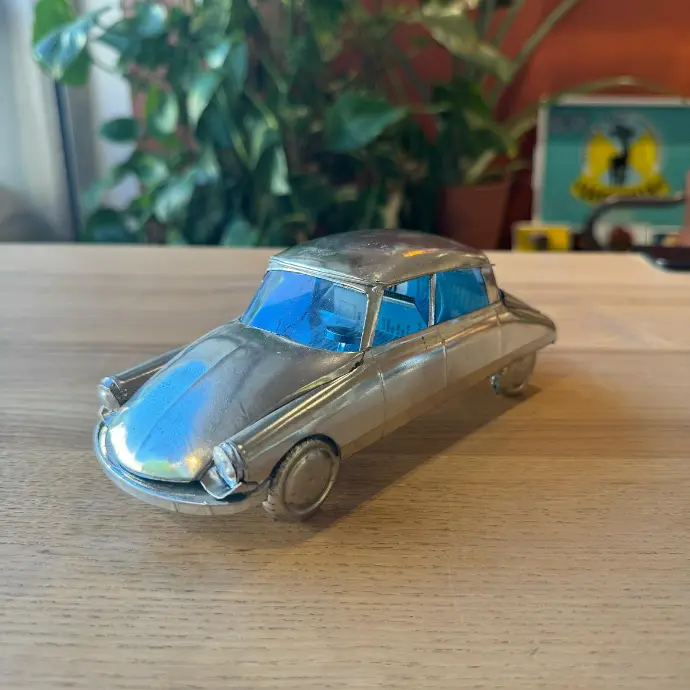 [KKMA-DS018B] Maquette en canettes recyclées - Modèle Voiture Citroen DS21 - finition métal blanc