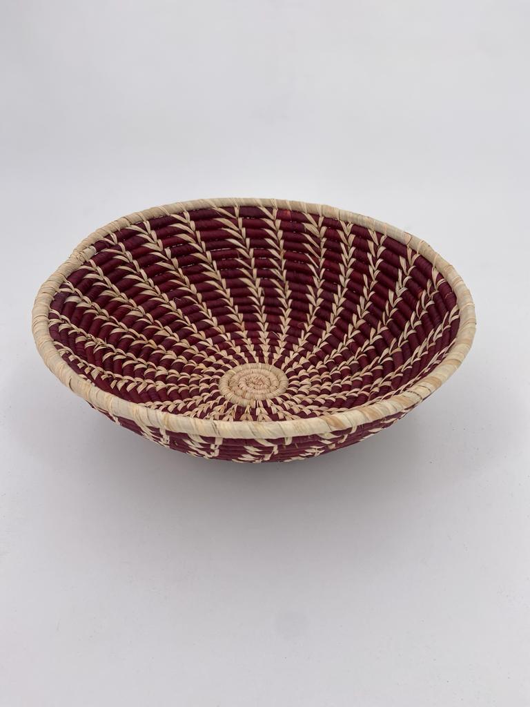 Corbeille en raphia - Spirales naturelles sur fond bordeaux (28cm)