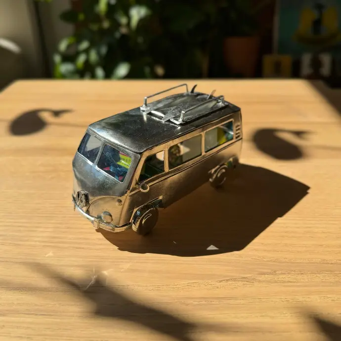 Maquette en canettes recyclées - Modèle Van combi VW avec SURF - finition métal blanc