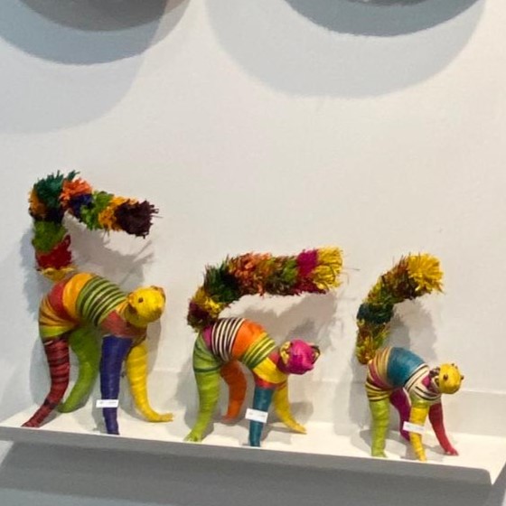 Lémurien en raphia multicolore 
