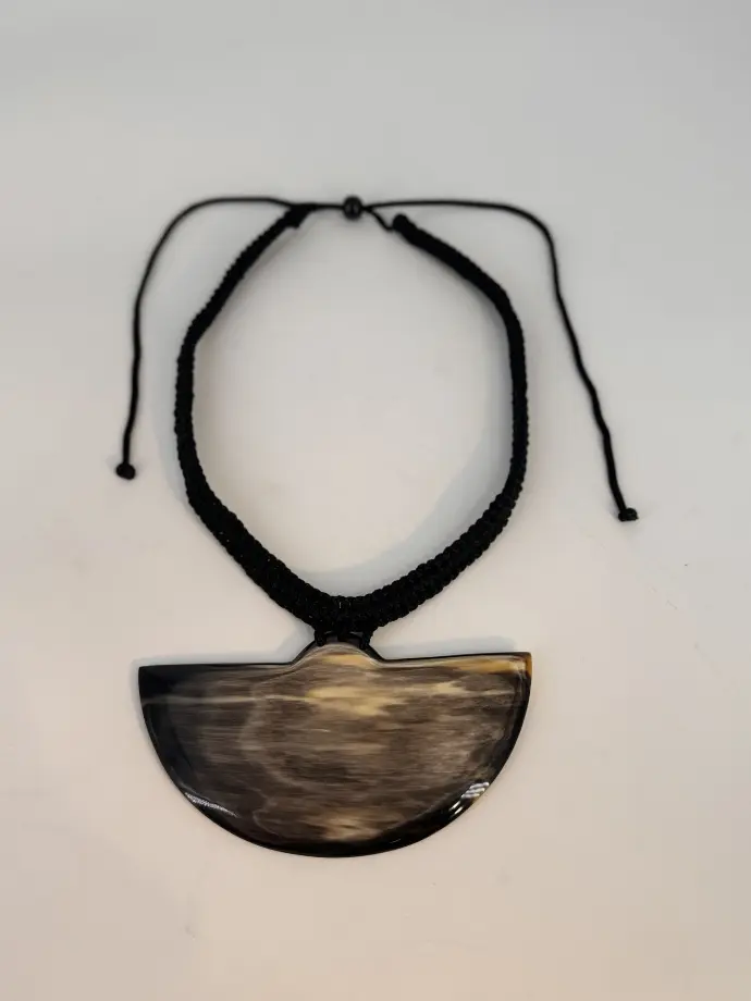 Collier ajustable Demi Lune en corne de zébu