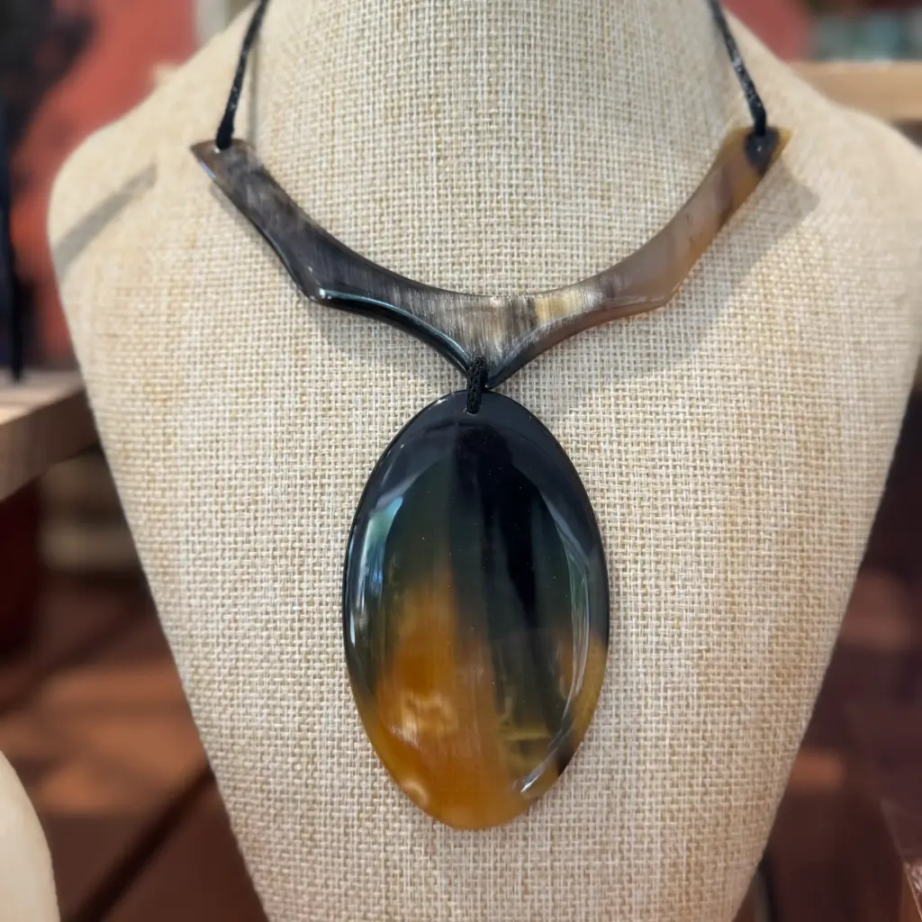 [CZCL-OE016C] Collier ajustable Oeuf en corne de zébu