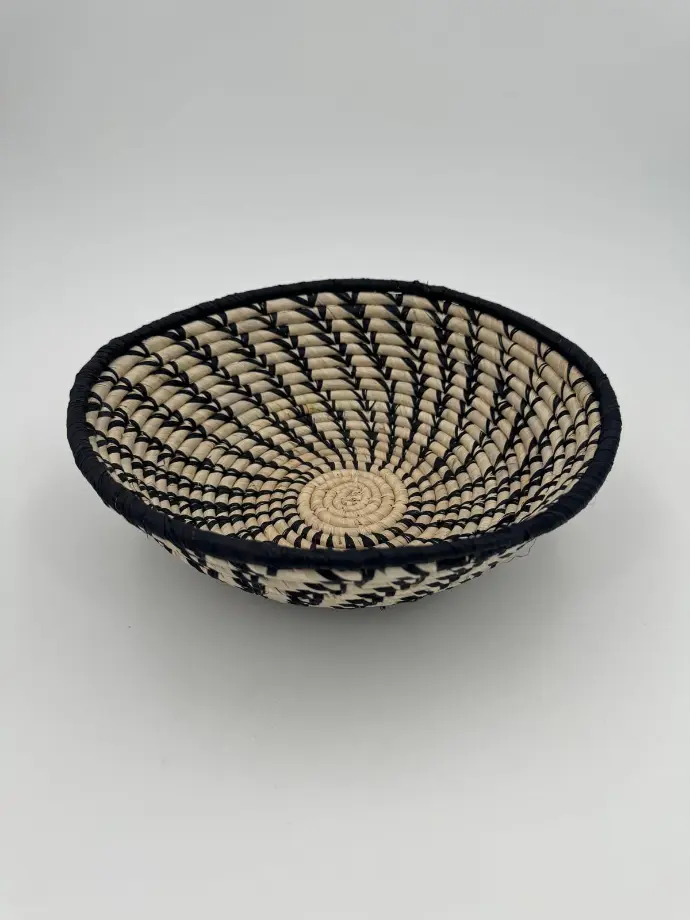 Corbeille en raphia - Spirales noires sur fond naturel
