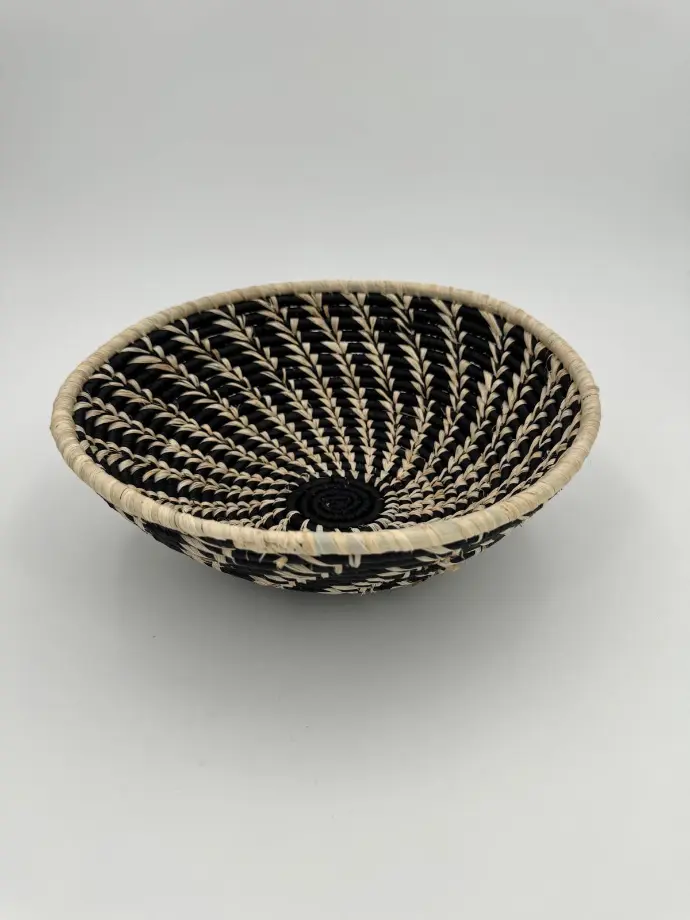 [RACB-nN018N] Corbeille en raphia - Spirales naturelles sur fond noir (18 cm)
