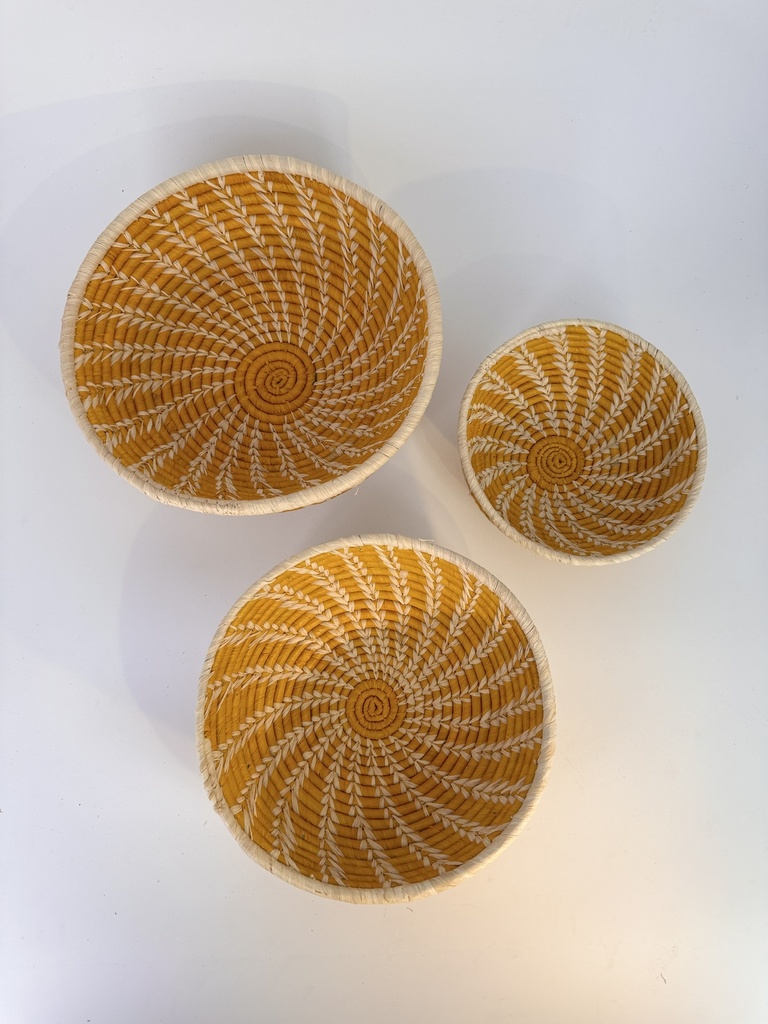 [RACB-NT018N] Corbeille en raphia - Spirales naturelles sur fond jaune (18 cm)