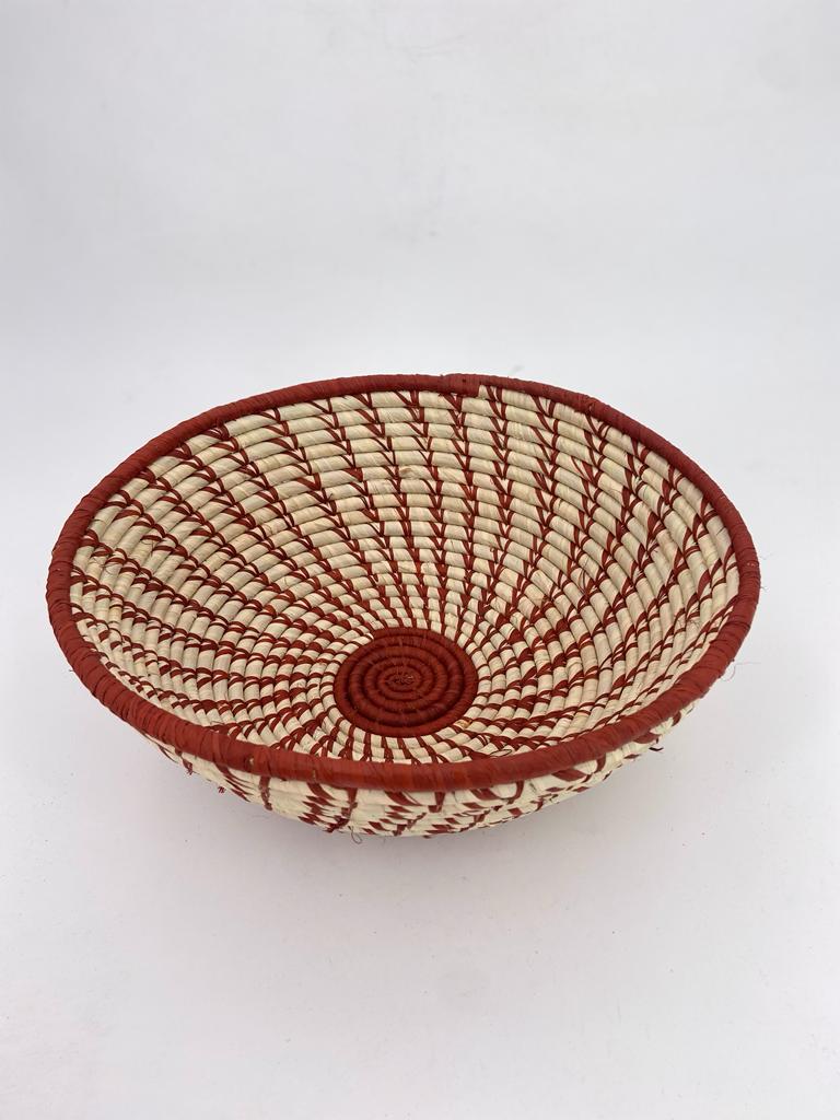 Corbeille en raphia - Spirales marrons sur naturel