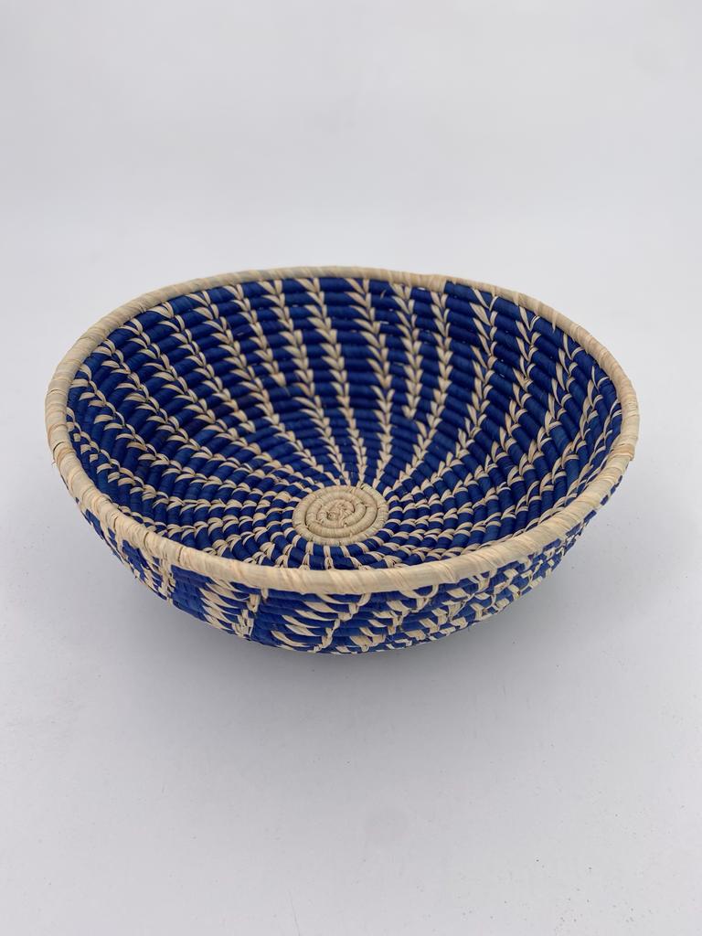 Corbeille en raphia - Spirales naturelles sur fond bleu