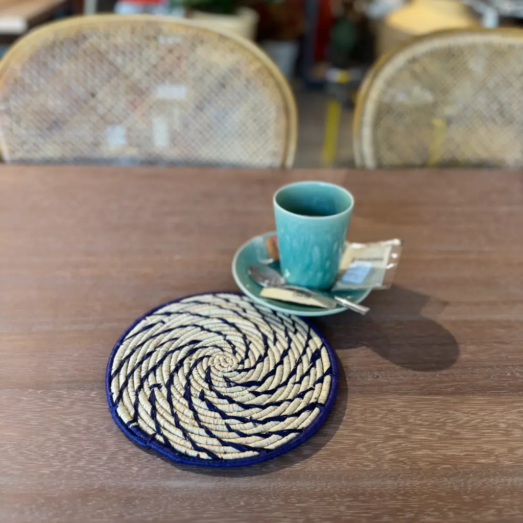 [RADP-BN020N] Dessous de plat en raphia - Bleu sur fibre naturelle (20 cm)