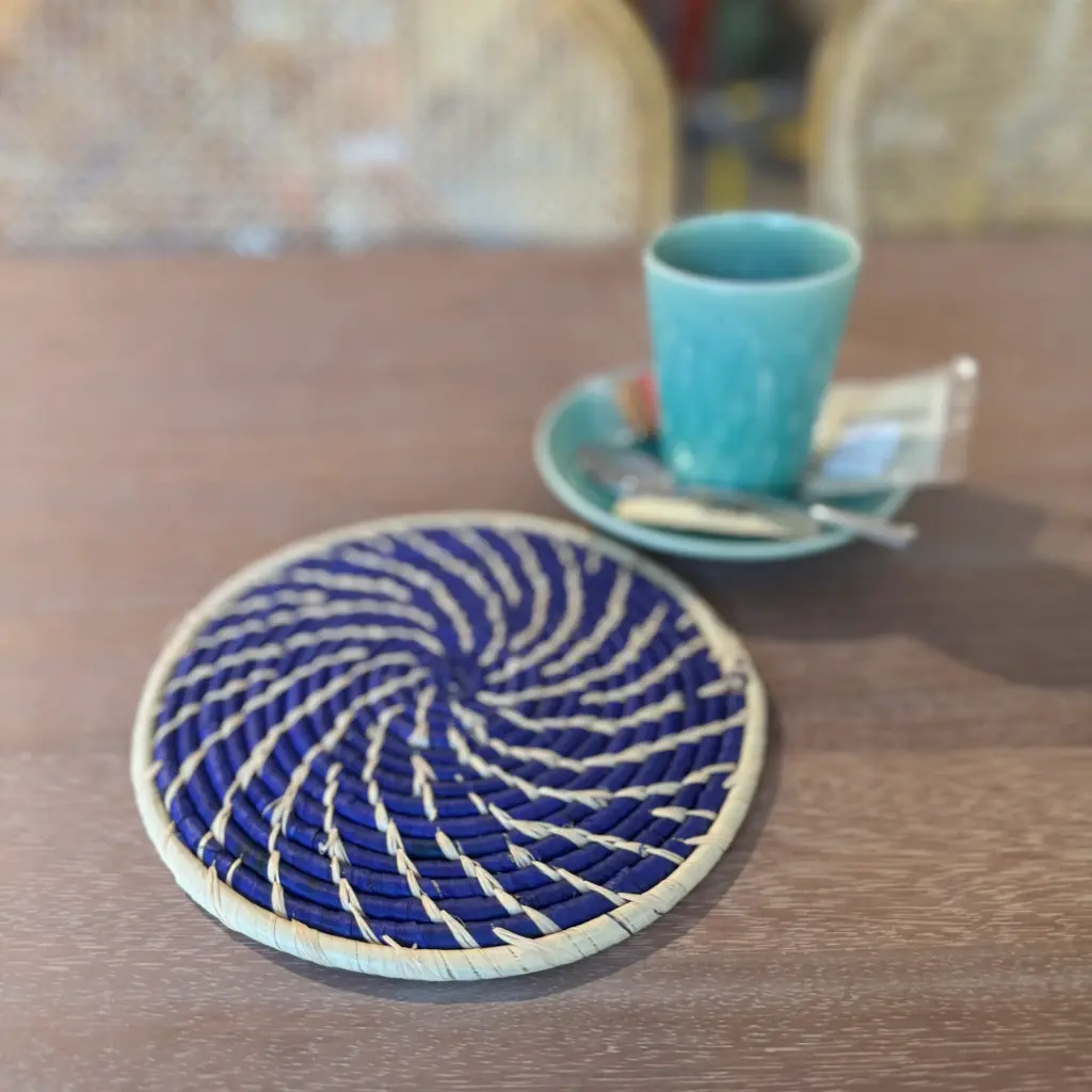 [RADP-NB020N] Dessous de plat en raphia - Bleu sur fibre naturelle (20 cm)