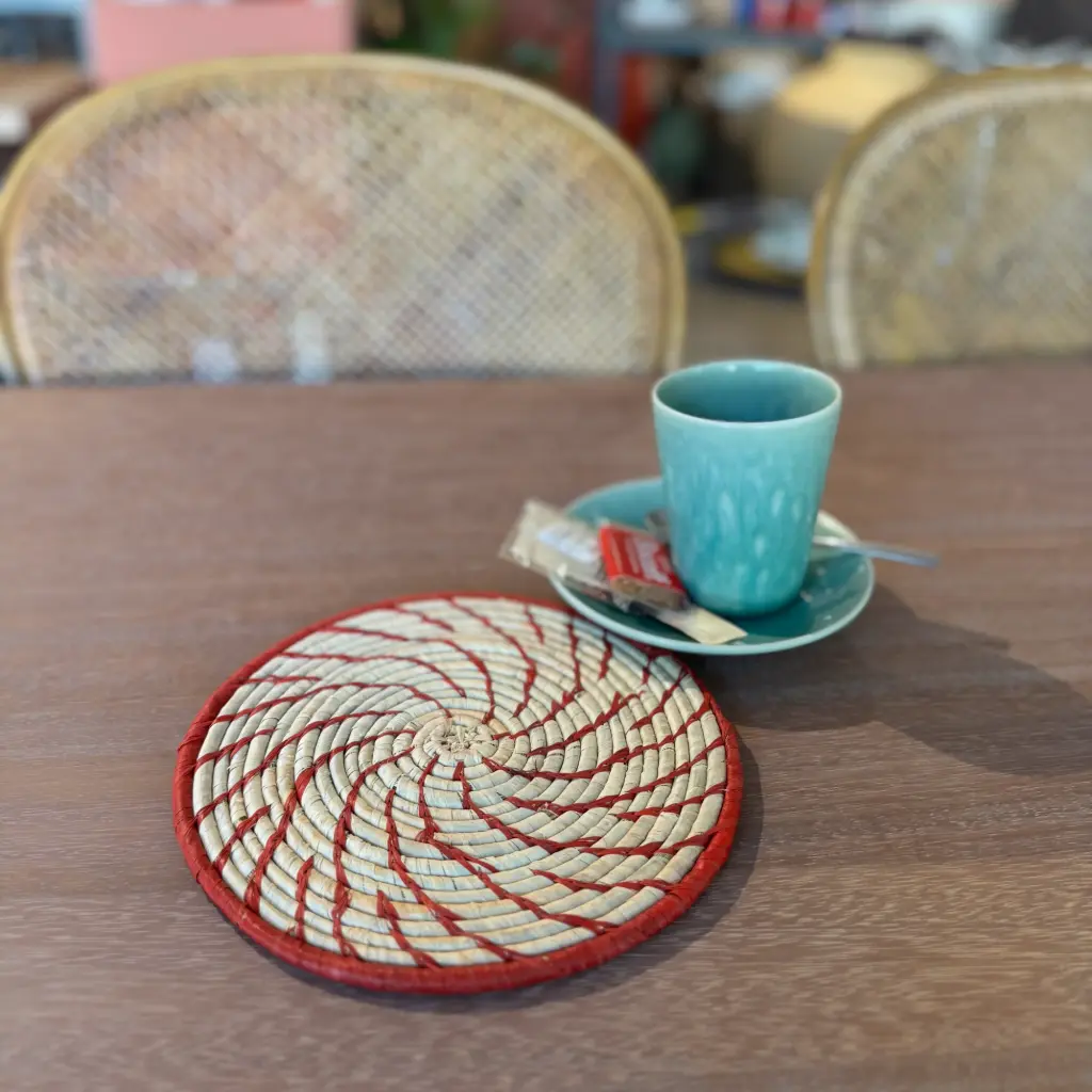 Dessous de plat en raphia - Bordeaux sur fibre naturelle