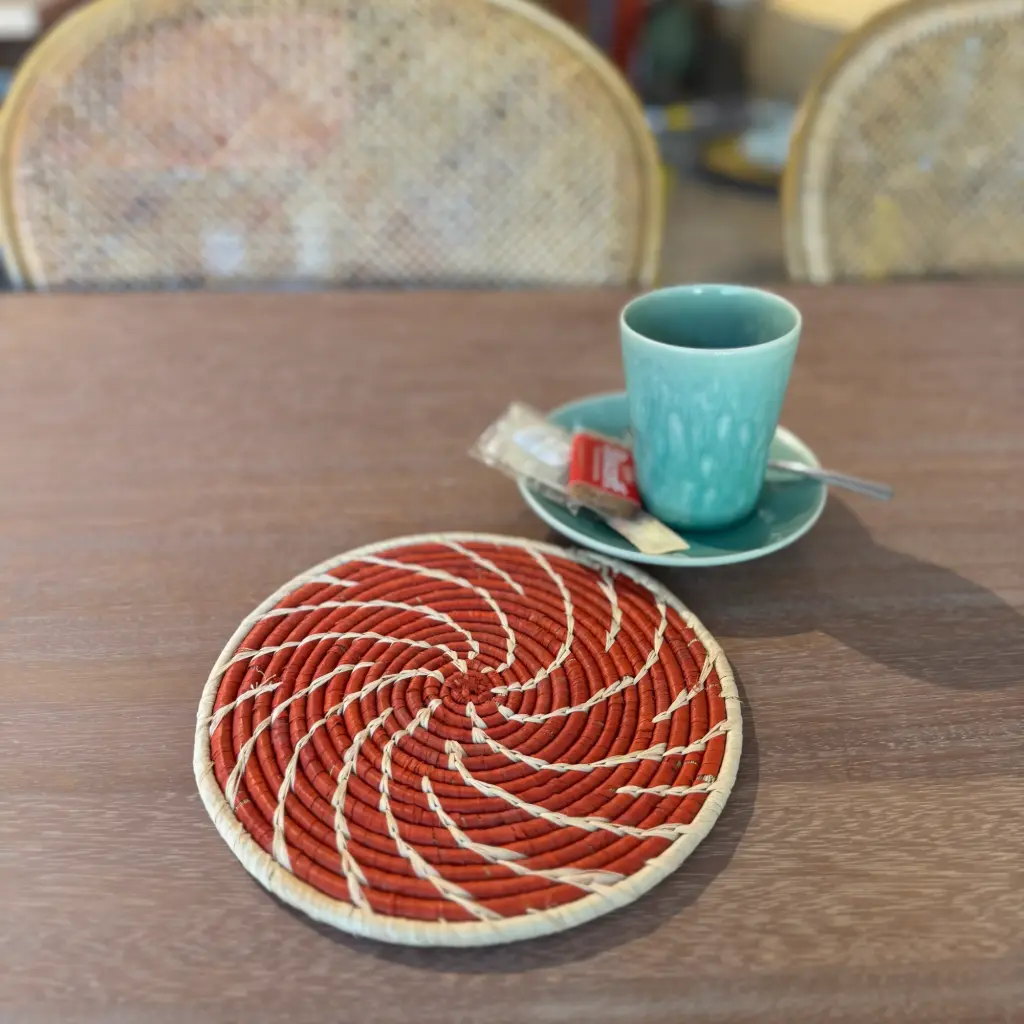 Dessous de plat en raphia - Fibre naturelle sur bordeaux