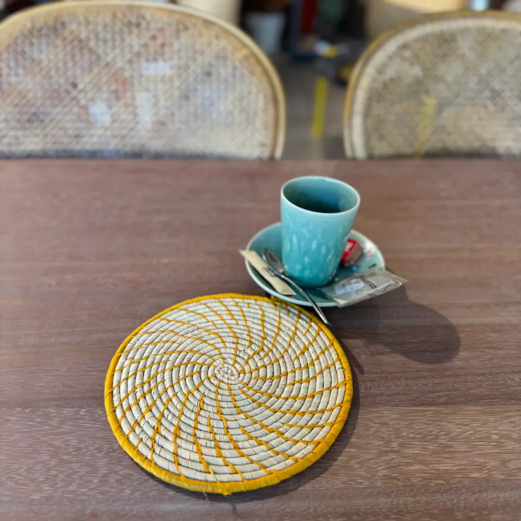 [RADP-TN020N] Dessous de plat en raphia - Jaune tournesol sur fibre naturelle (20 cm)