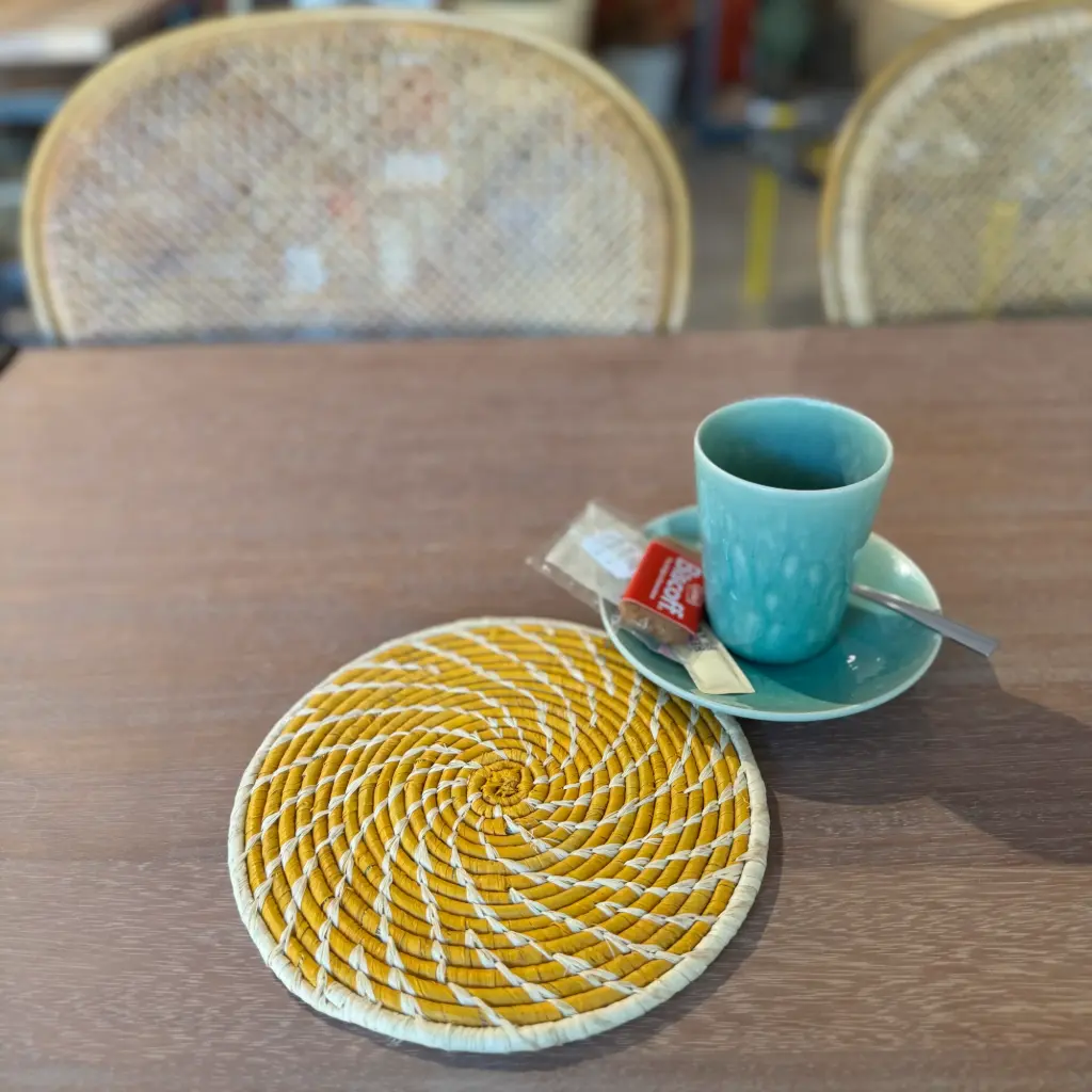 Dessous de plat en raphia - Fibre naturelle sur jaune tournesol 
