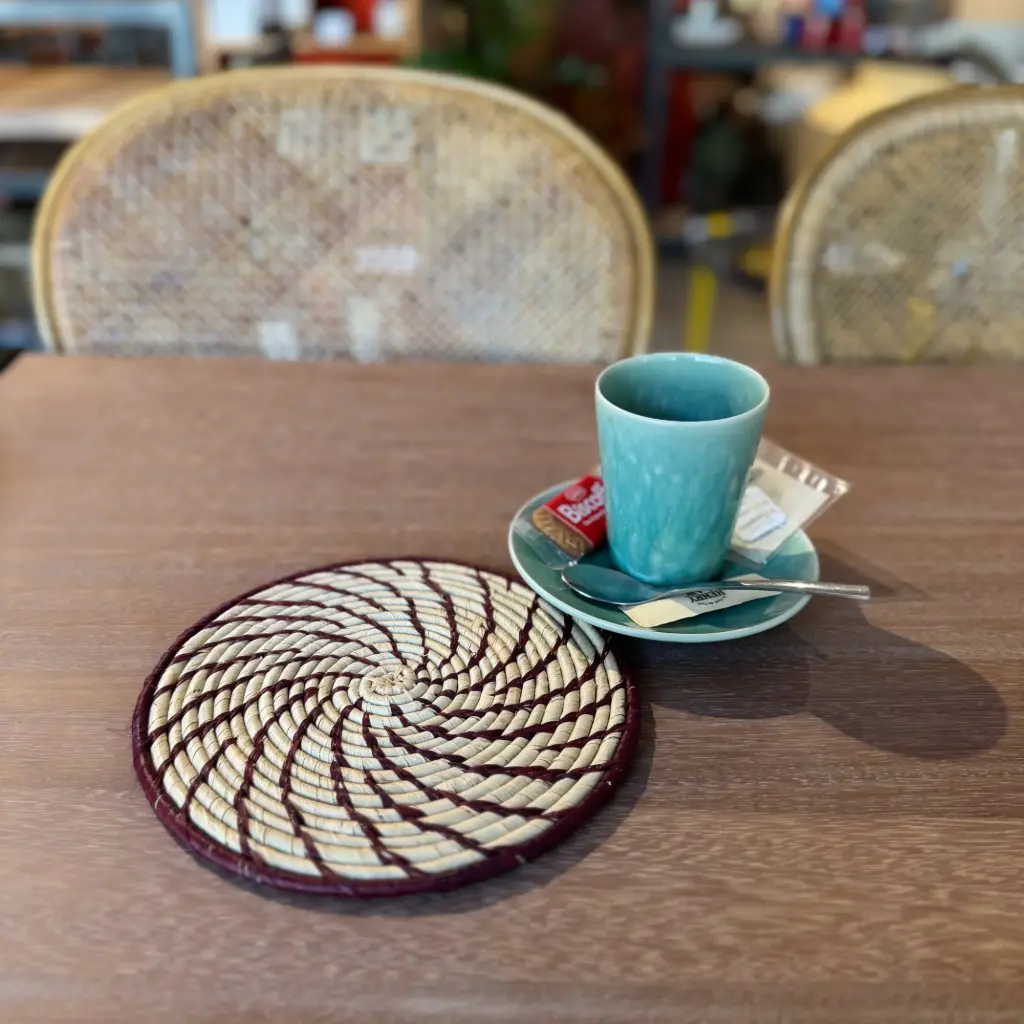 Dessous de plat en raphia - Marron sur fibre naturelle