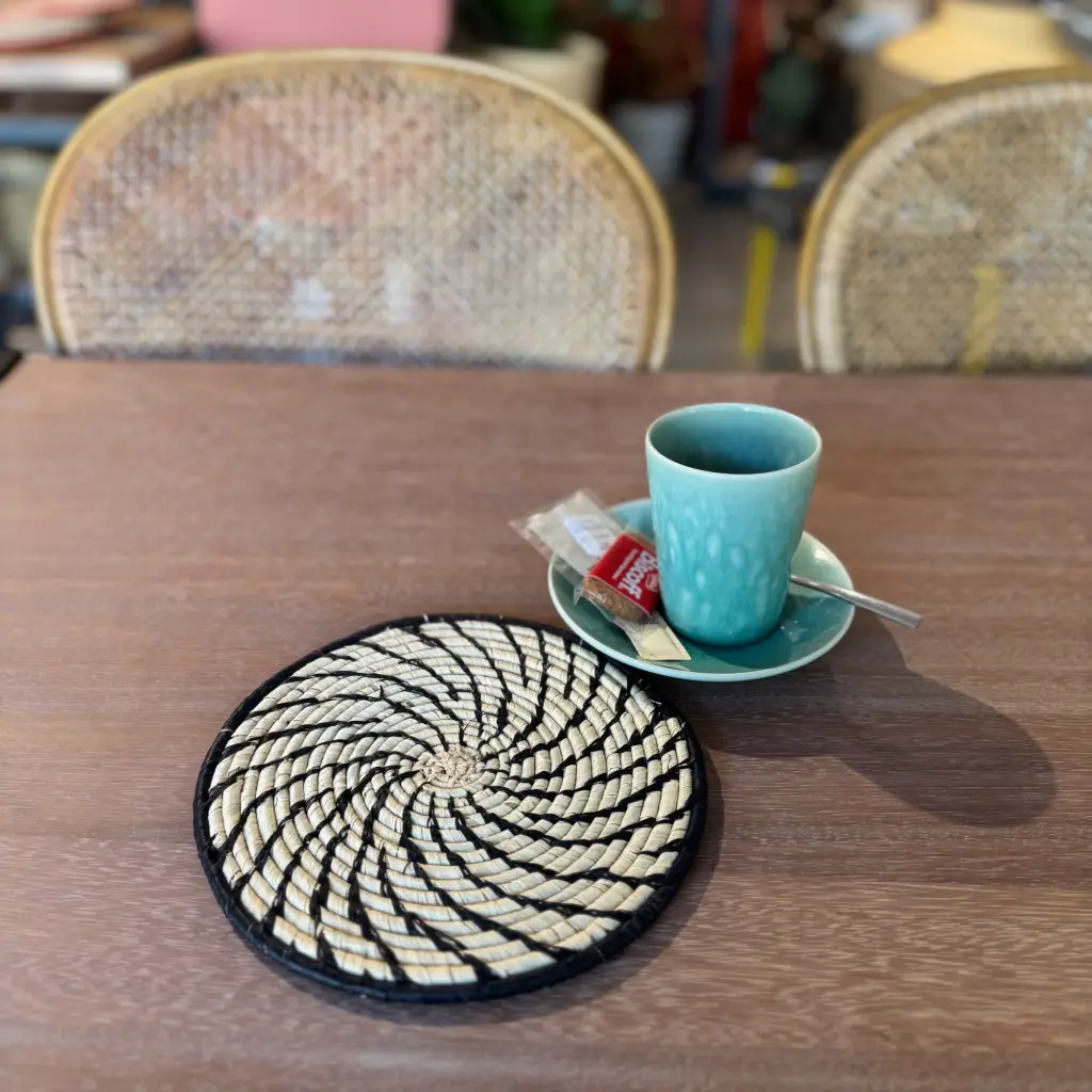 [RADP-Nn020N] Dessous de plat en raphia - Noir sur fibre naturelle (20 cm)