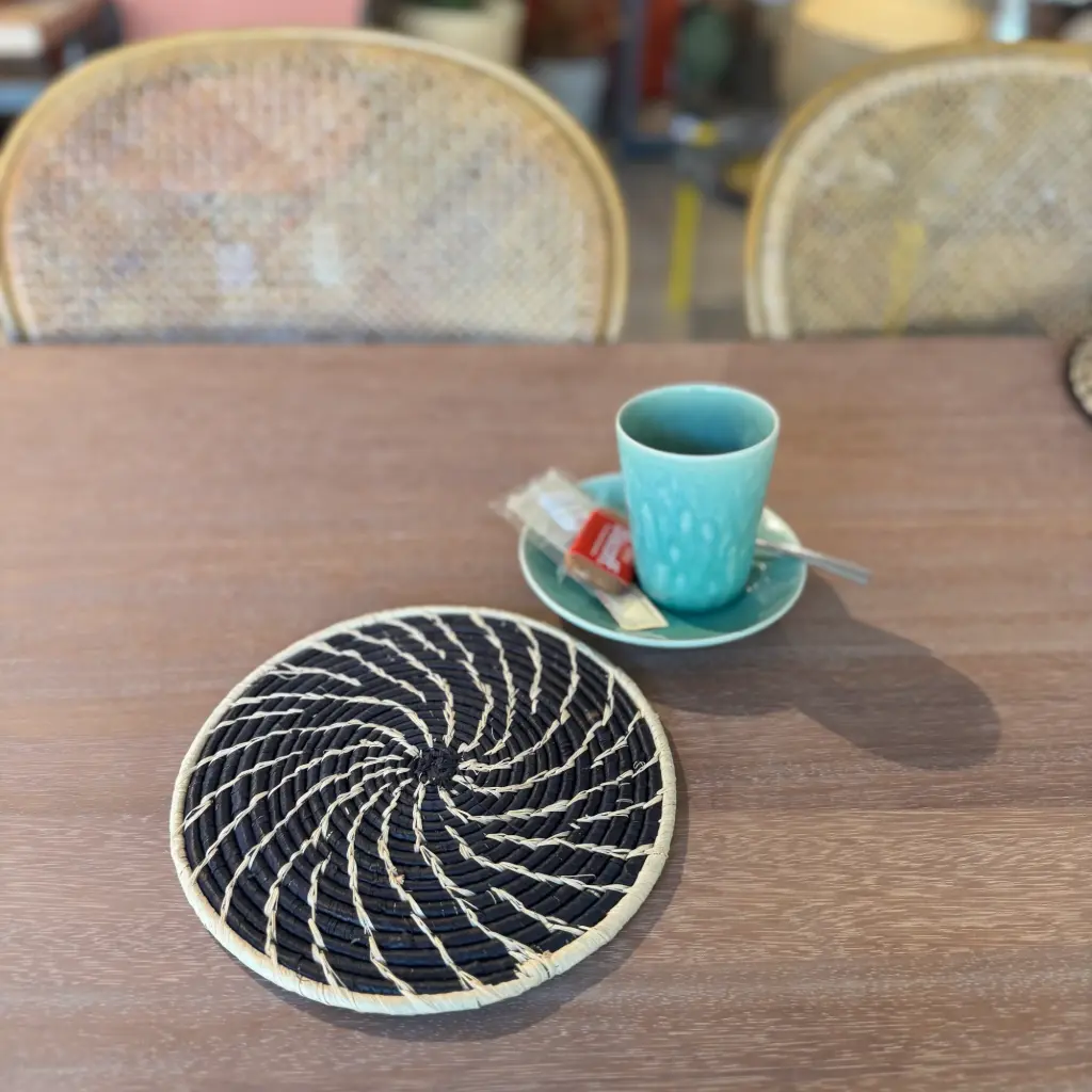 Dessous de plat en raphia - Fibre naturelle sur noir