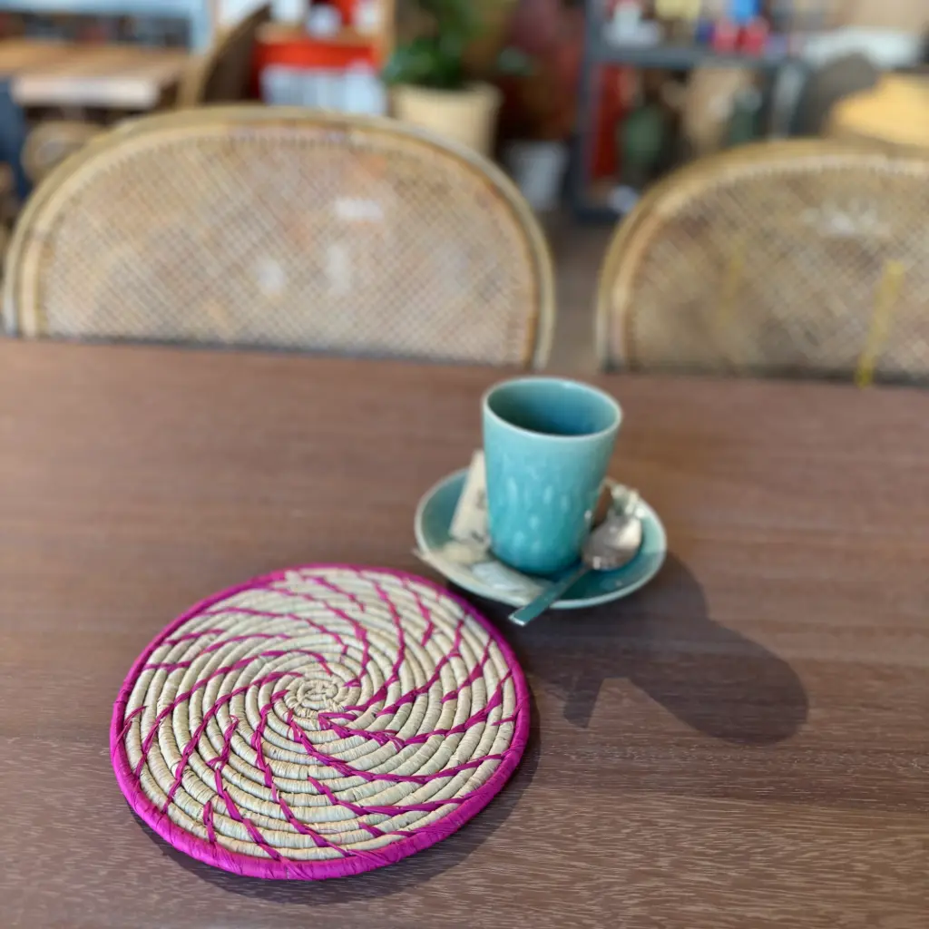 Dessous de plat en raphia - Rose sur fibre naturelle