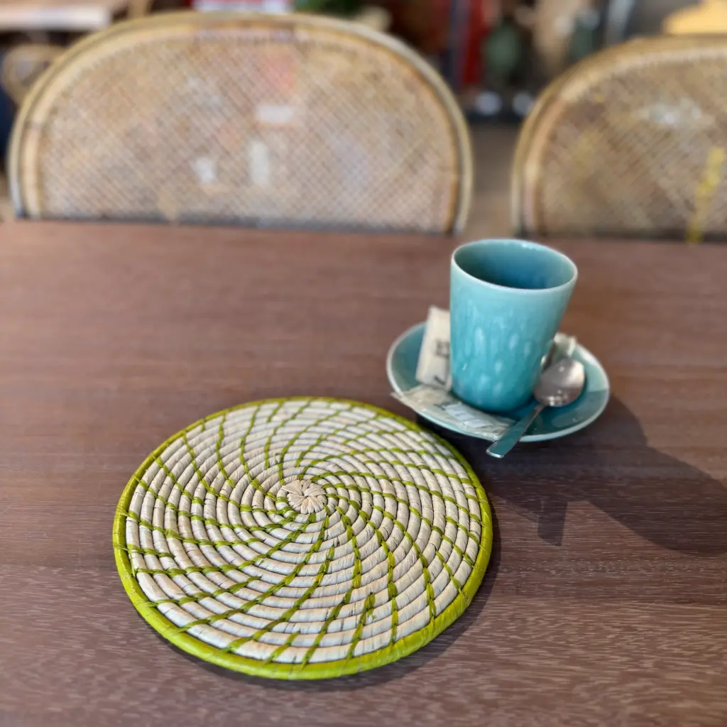 Dessous de plat en raphia - Vert anis sur fibre naturelle