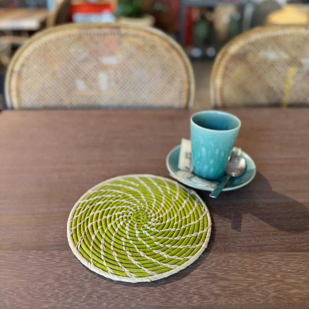 Dessous de plat en raphia - Fibre naturelle sur vert anis 