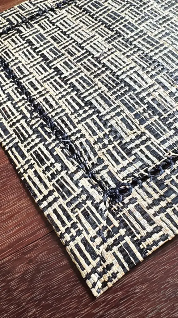 Set de table en raphia Noir et Blanc - modèle C - 30x45cm