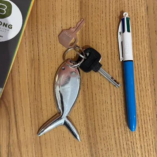 [ALPC-PS013A] Porte clé en aluminium recyclé - Poisson mino finition alu brossé - 13 cm 