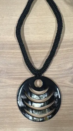 [CZCL-LH016C] Collier ajustable Lune hachurée en corne de zébu 