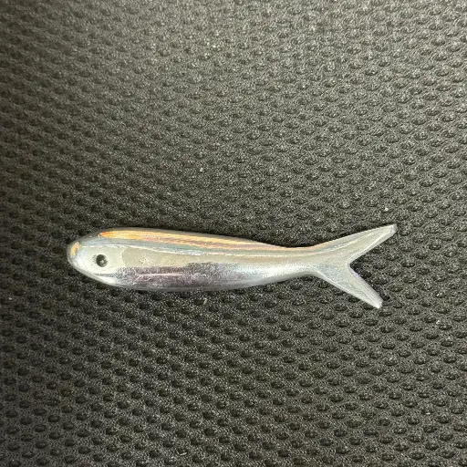 [ALDT-SA008A] Décoration de table en aluminium recyclé - Modèle Sardine finition alu brossé - Env. 8 cm / 15 g