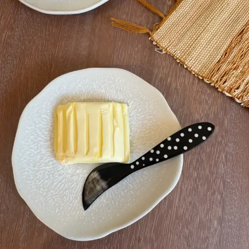 [CZTA-PP012C] Tartineur en corne de zébu - A pois - 12cm