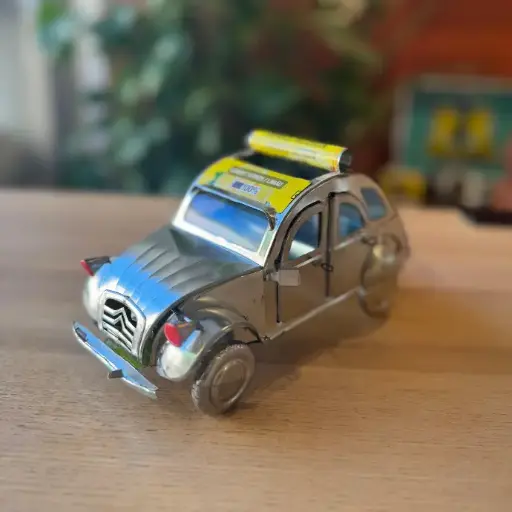 [KKMA-2D018VB] [KKMA-2D018V] Maquette en canettes recyclées - Modèle Voiture Citroen 2CV toit ouvrant PM